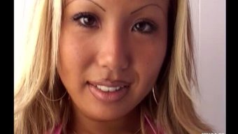 Asyalı Güzellik Banyoda Anal Seks Ve Içine Boşalma Alıyor