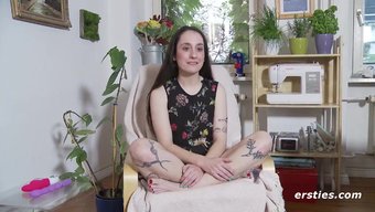 Esmer Kızın Iyi Kırpılmış Bir Penisle Solo Zevki.