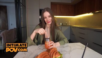 Pov Tarzında Tren Kondüktörüyle Erotik Kahvaltı