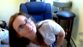 Amatör Genç, Katolik Okul Kızı Üniforması Giymek Ve Kendini Bir Seks Oyuncağıyla Tatmin Etmek Için Webcam Kullanıyor.