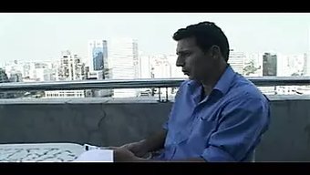 Genç Asyalı Bebek, Büyük Yarak Tarafından Sıkı Amını Genişletiyor