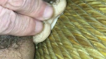 Olgun Kadın Dildo Ile Solo Oyunun Tadını Çıkarıyor