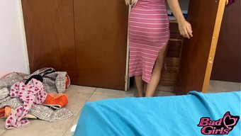Üvey Oğlan, Odada Seksi Sarışına Yardım Teklif Ediyor. Ortam Iyice Isınıyor.