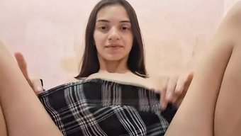 Parmaklar Yumruğa Dönüyor, Dar Amı Kamerada Esniyor.